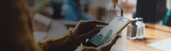 スマホを扱う様子